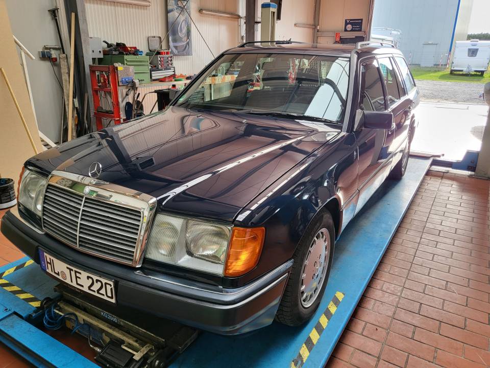 Image 20/47 of Mercedes-Benz 220 TE (1993)