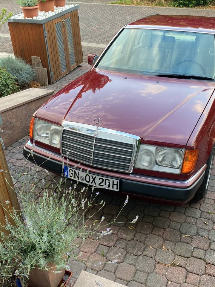 Bild 2/4 von Mercedes-Benz 200 E (1991)