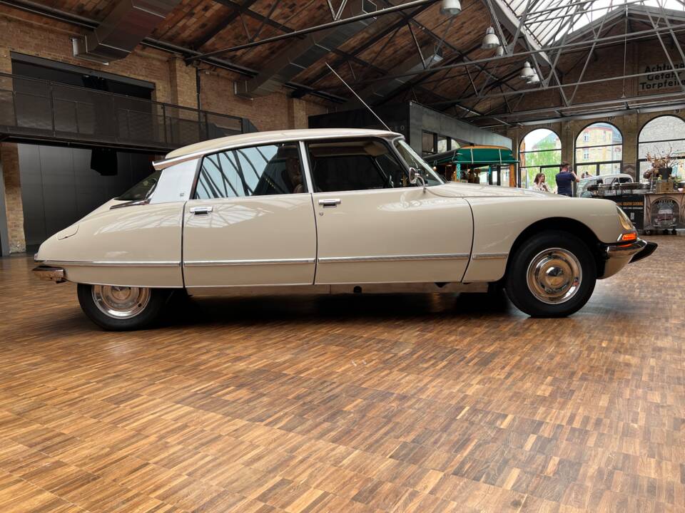 Image 8/25 of Citroën DS 20 Pallas (1972)