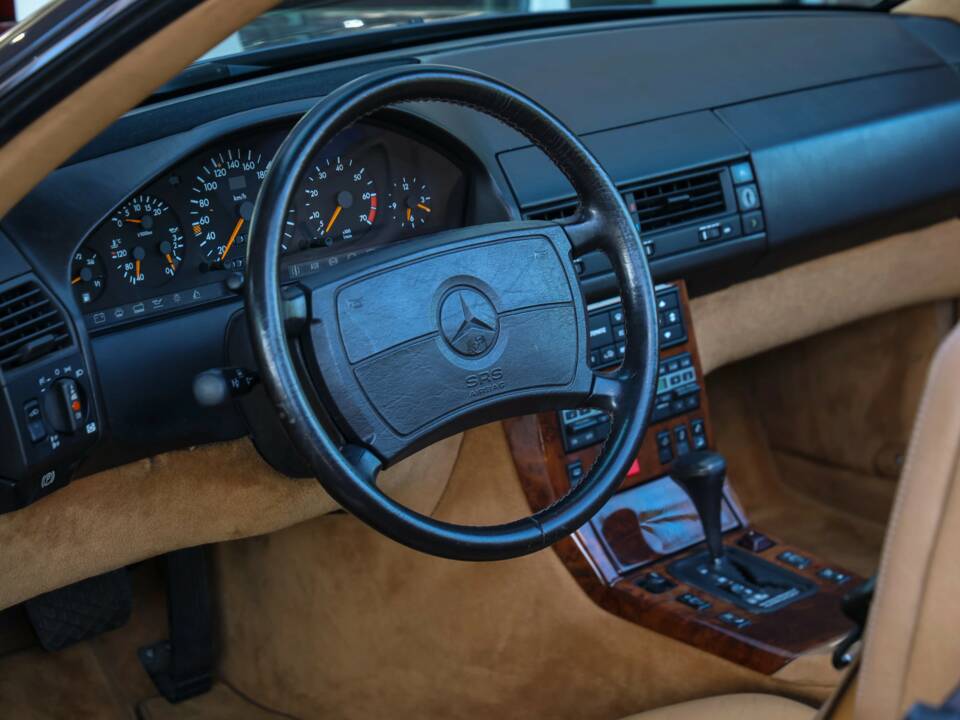 Image 17/50 of Mercedes-Benz 500 SL (1990)