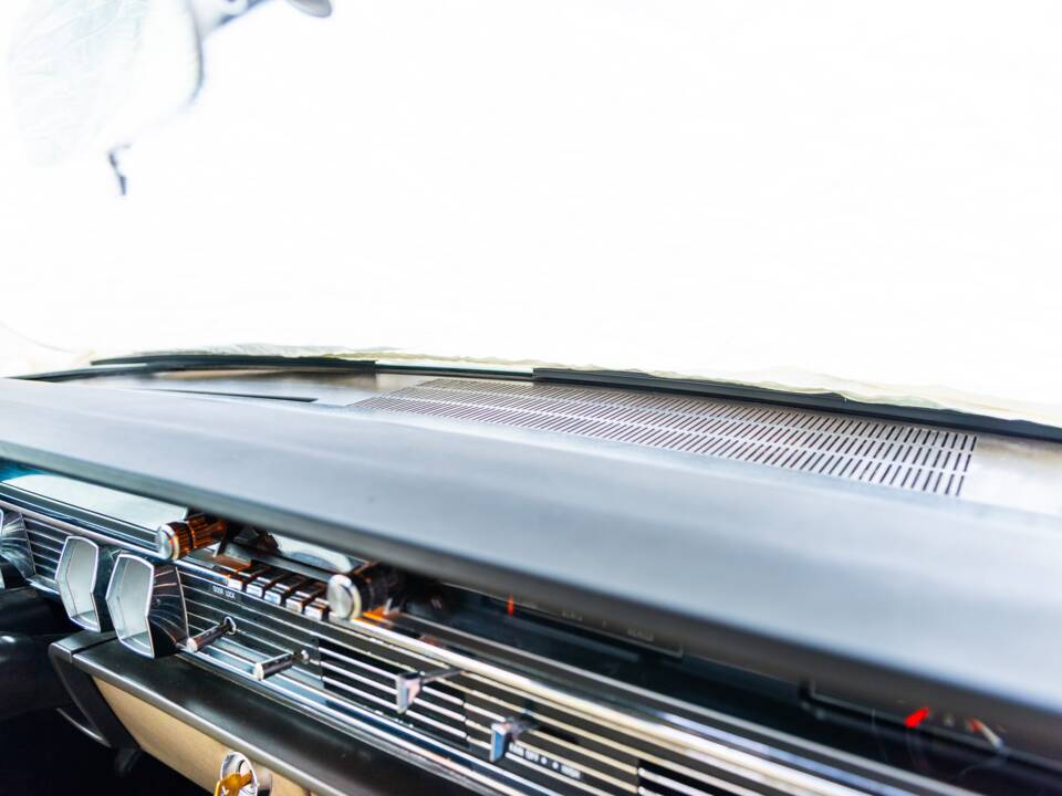 Bild 91/100 von Lincoln Continental Convertible (1965)