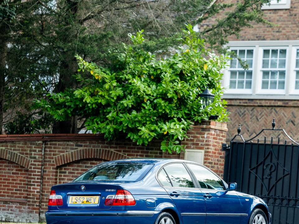 Image 18/38 of BMW 325i (2002)
