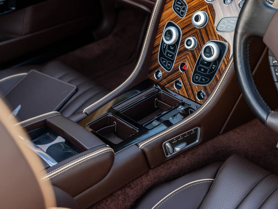 Bild 47/79 von Aston Martin DB 9 GT Volante (2017)