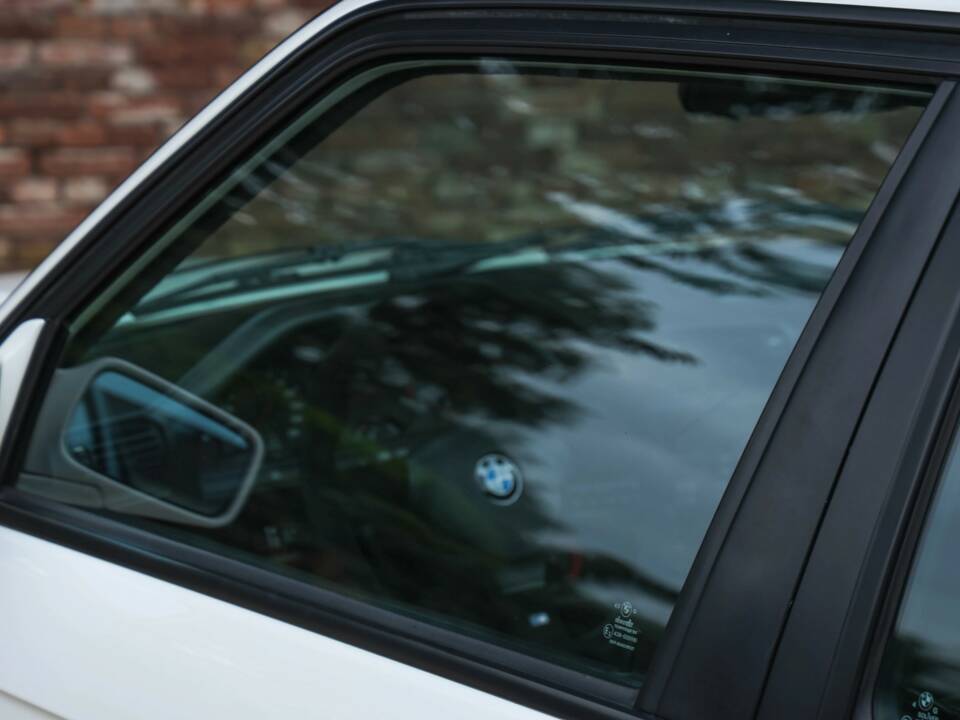 Image 45/50 of BMW M3 (1990)