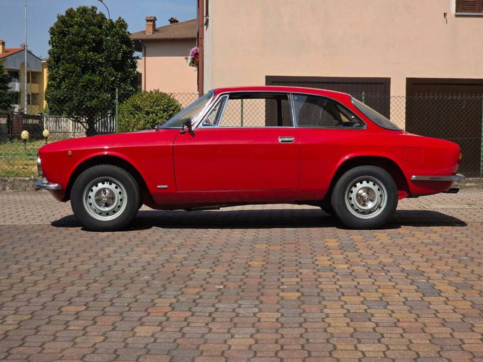 Image 8/45 of Alfa Romeo Giulia GT 1300 Junior (1973)