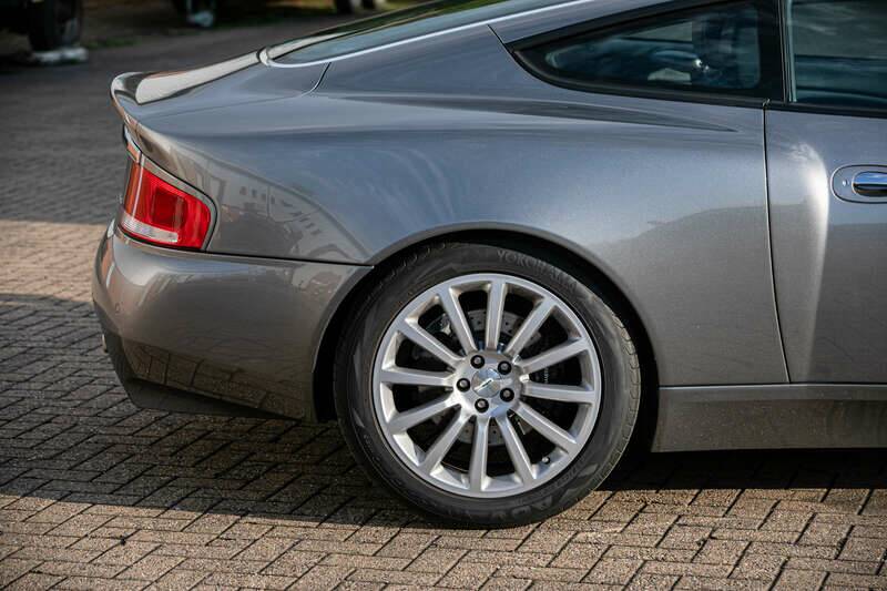 Image 14/39 of Aston Martin V12 Vanquish (2003)