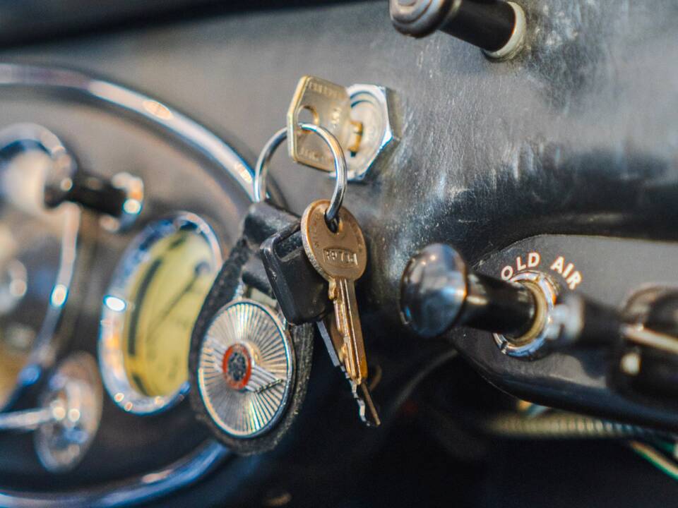 Image 13/18 of Austin-Healey 3000 Mk II (BJ7) (1963)