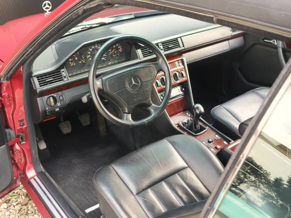 Image 33/50 of Mercedes-Benz E 220 (1994)