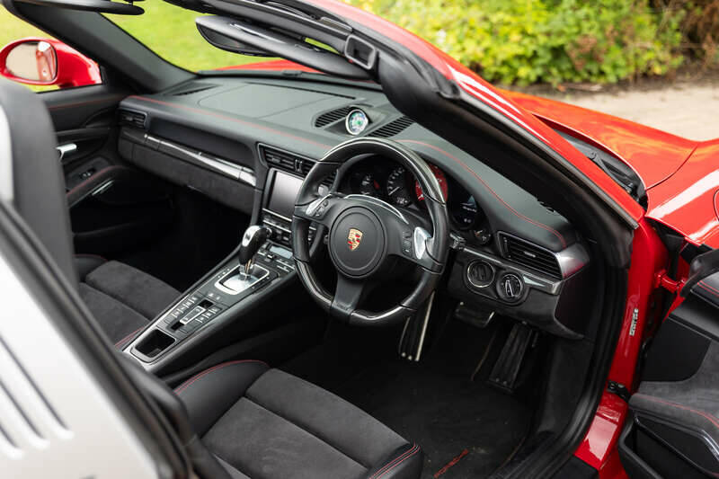 Immagine 2/50 di Porsche 911 Targa 4 GTS (2015)