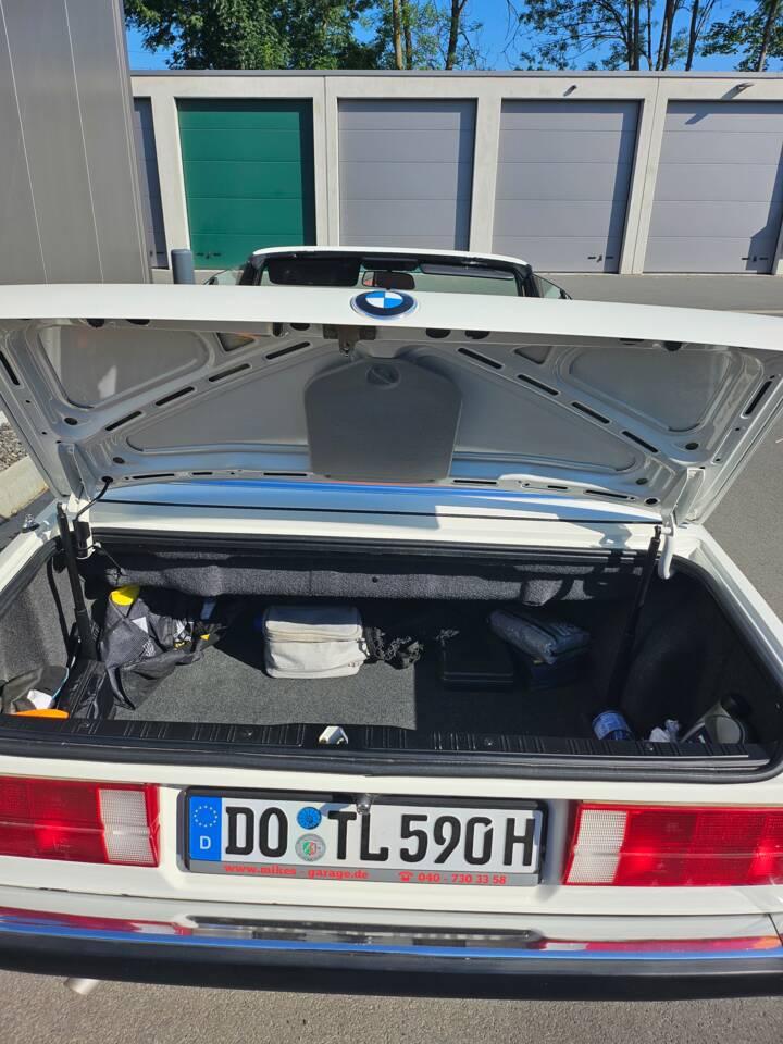 Immagine 30/67 di BMW 320i (1990)