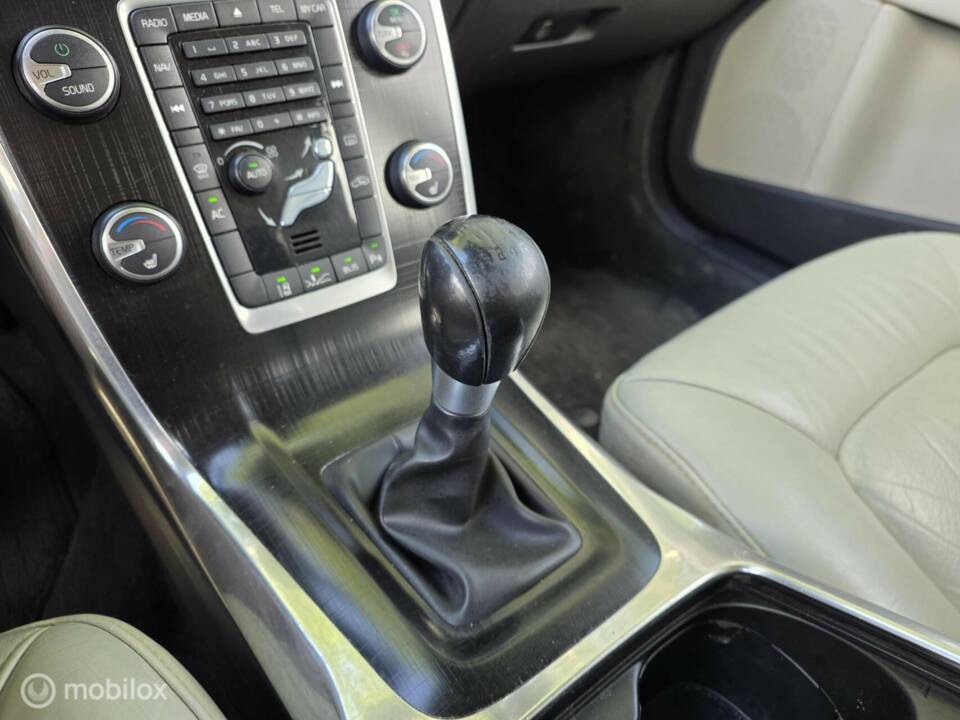 Image 27/44 of Volvo V 70 2.0 T5 (2012)
