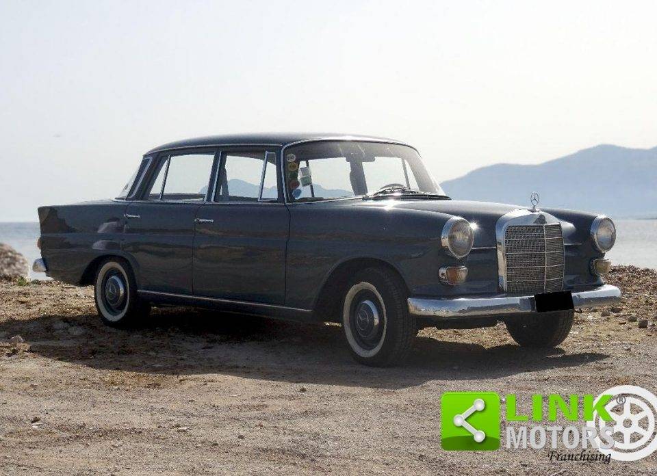 Image 4/10 of Mercedes-Benz 200 (1966)
