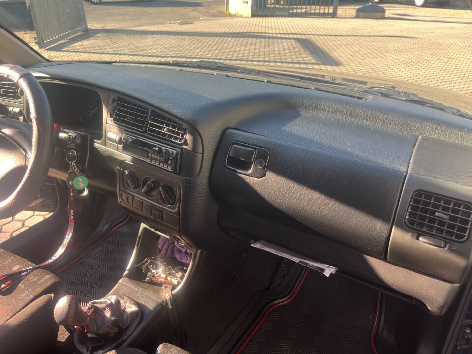 Immagine 17/23 di Volkswagen Golf III 2.0 16V GTI (1993)