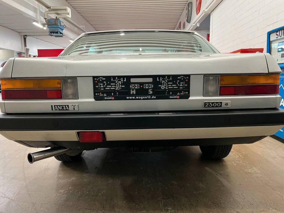 Image 14/19 of Lancia Gamma Coupe 2500 (1978)