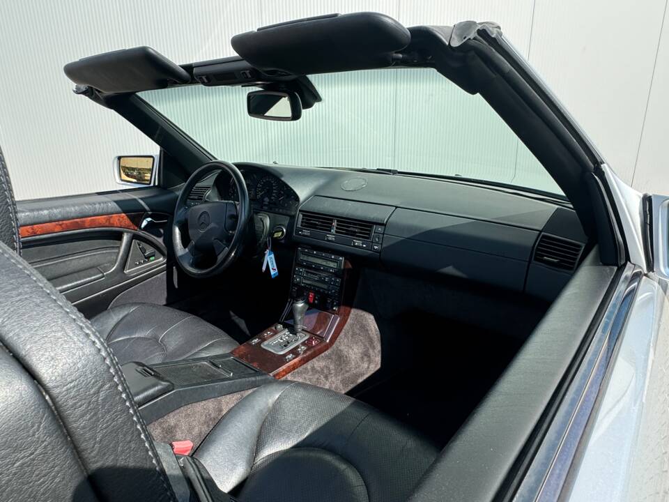 Image 13/22 of Mercedes-Benz SL 320 (1997)