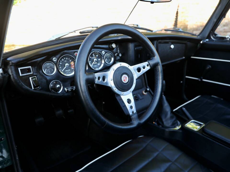 Image 3/50 of MG MGB (1974)