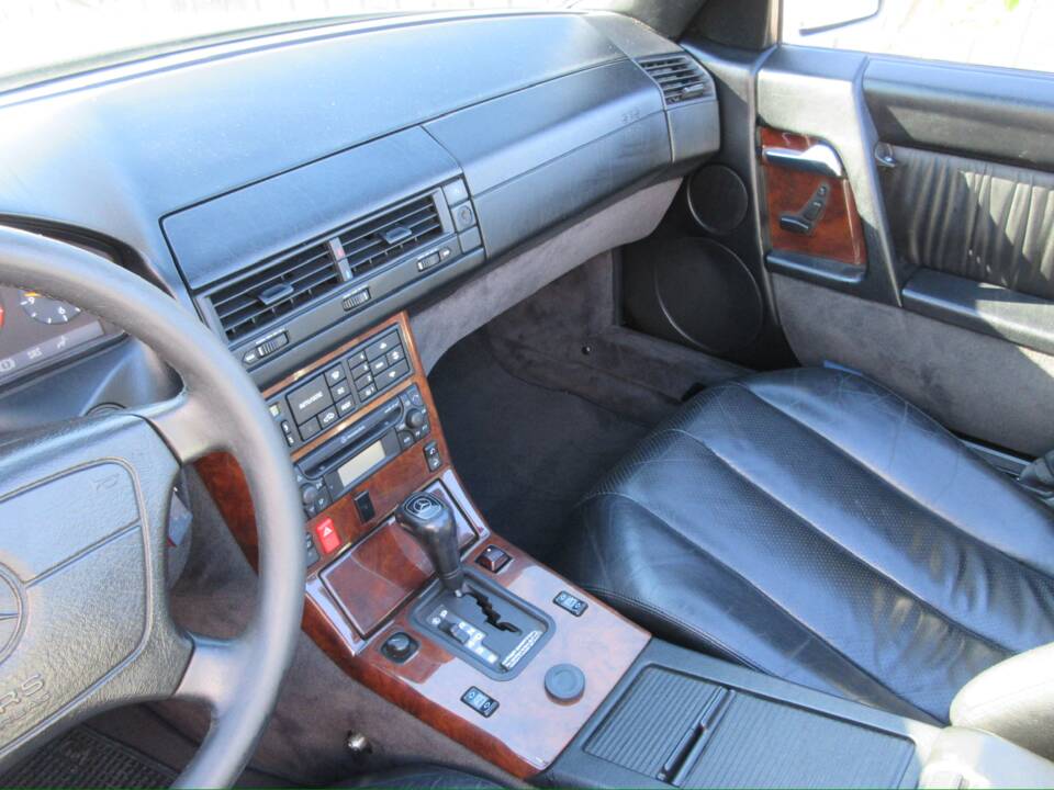 Image 13/39 of Mercedes-Benz SL 320 (1994)