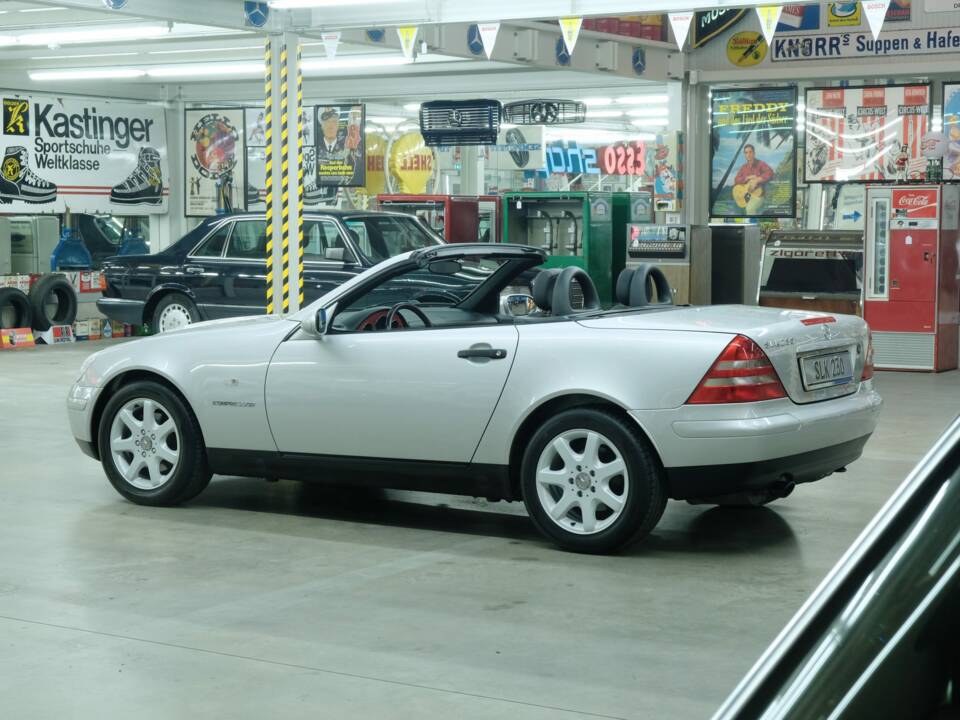 Immagine 44/50 di Mercedes-Benz SLK 230 Kompressor (1996)