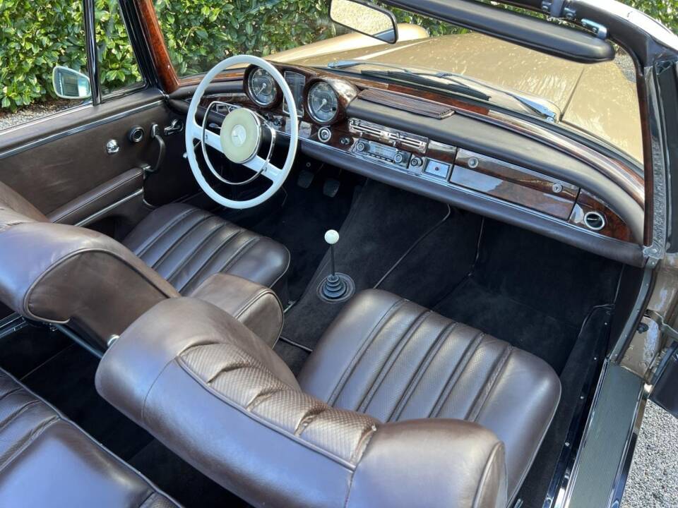Image 16/22 of Mercedes-Benz 220 SE b (1963)