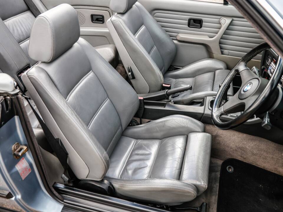 Immagine 12/28 di BMW 318i (1993)