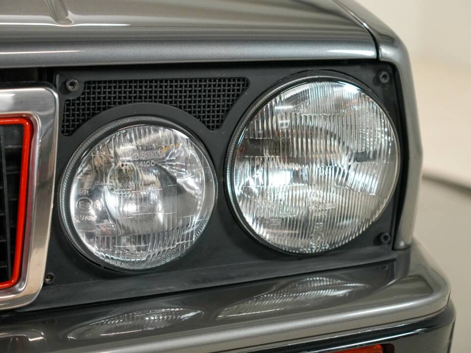 Image 24/46 of Lancia Delta HF Integrale (1988)