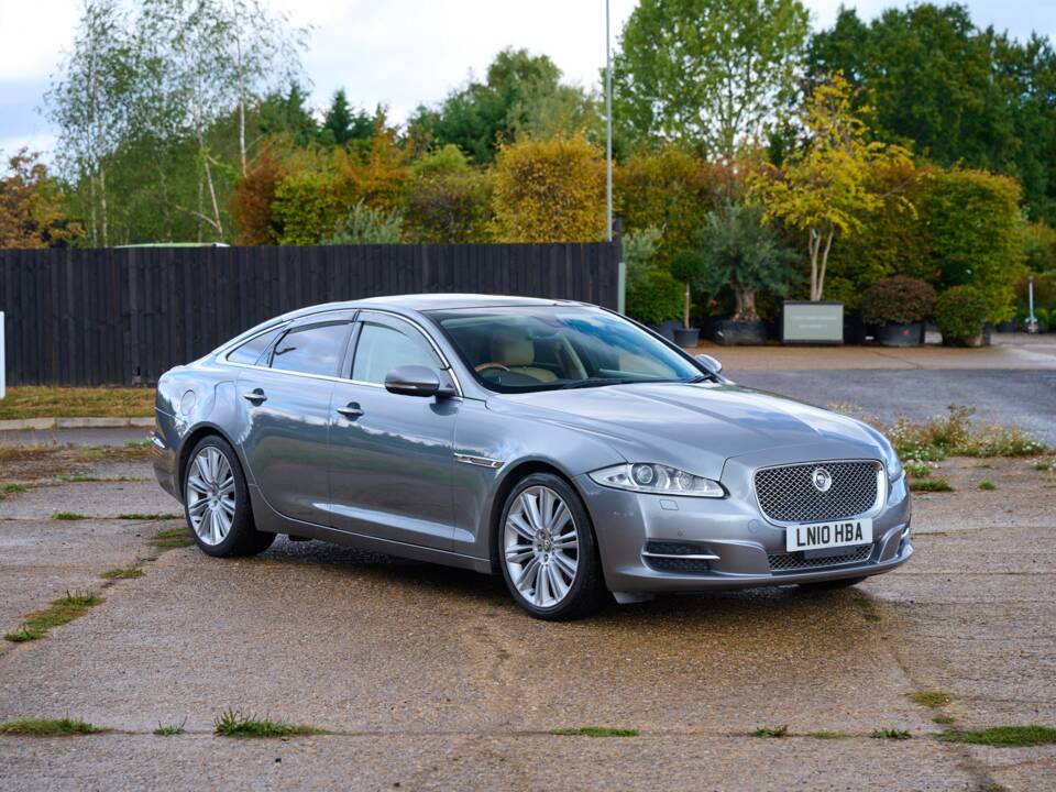 Bild 11/50 von Jaguar XJ 5.0 (2010)