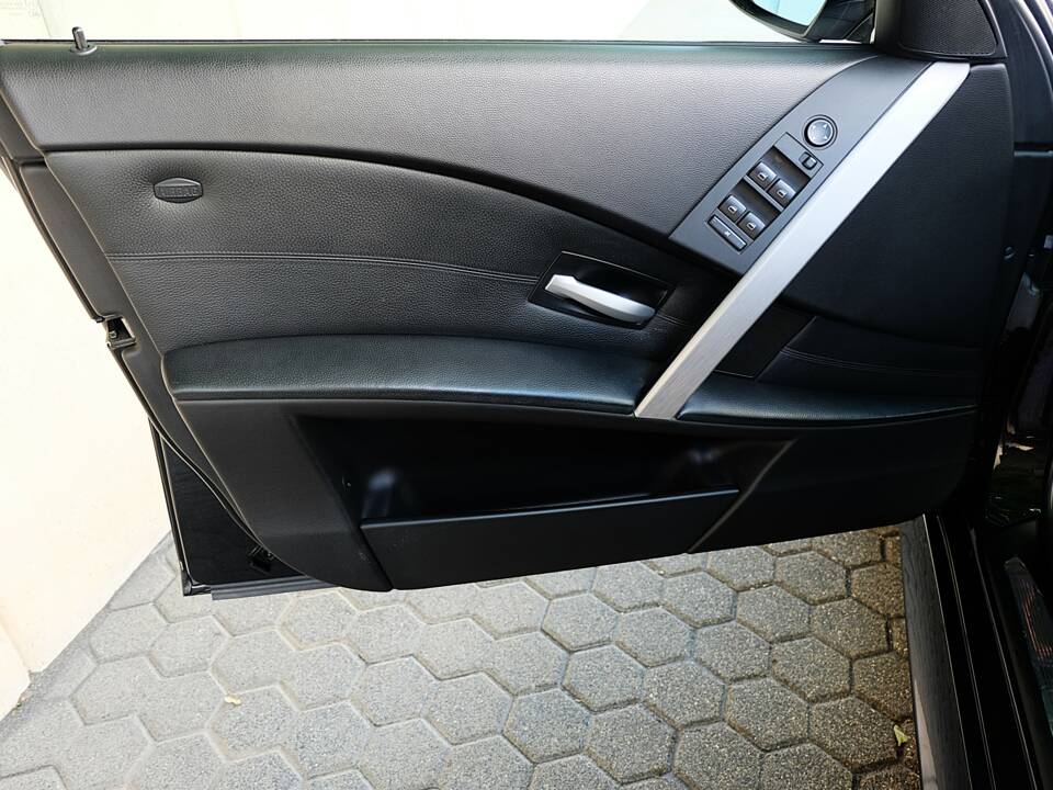 Image 31/51 of BMW M5 (2007)