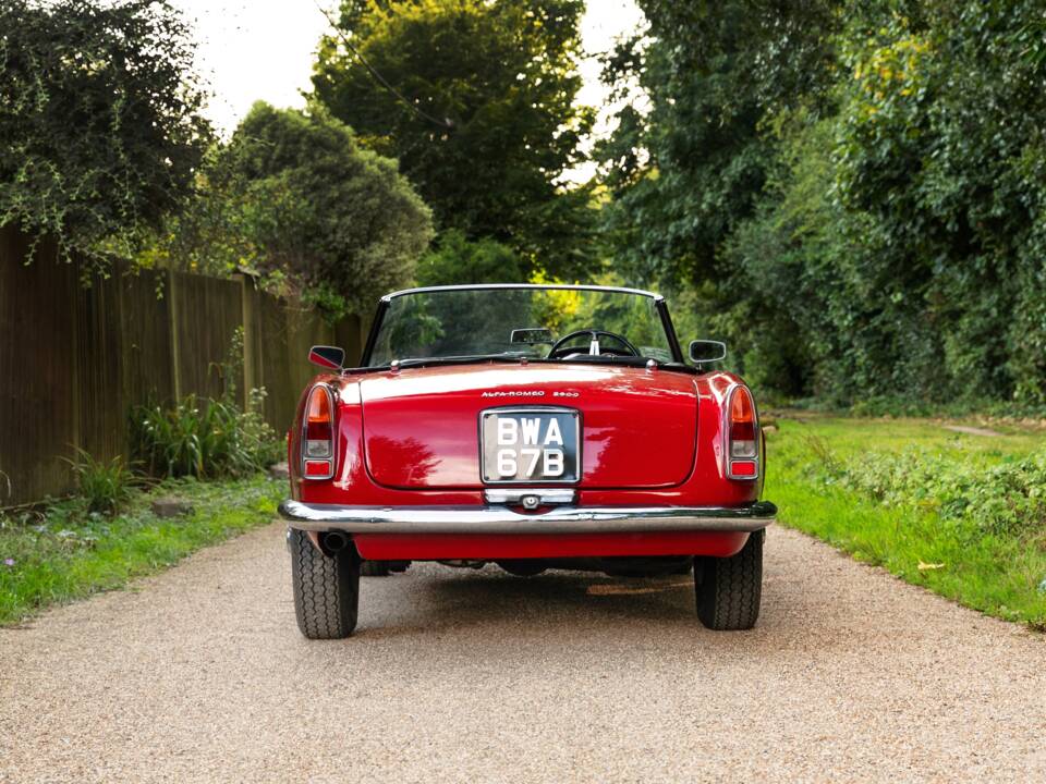 Image 7/27 of Alfa Romeo 2600 Spider (1964)