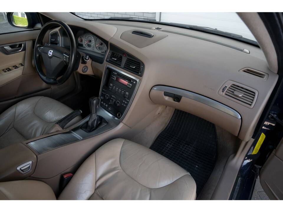 Image 13/43 of Volvo V 70 2.4 (2007)