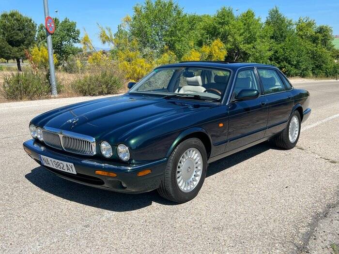 Imagen 2/7 de Jaguar XJ 8 Executive (1999)