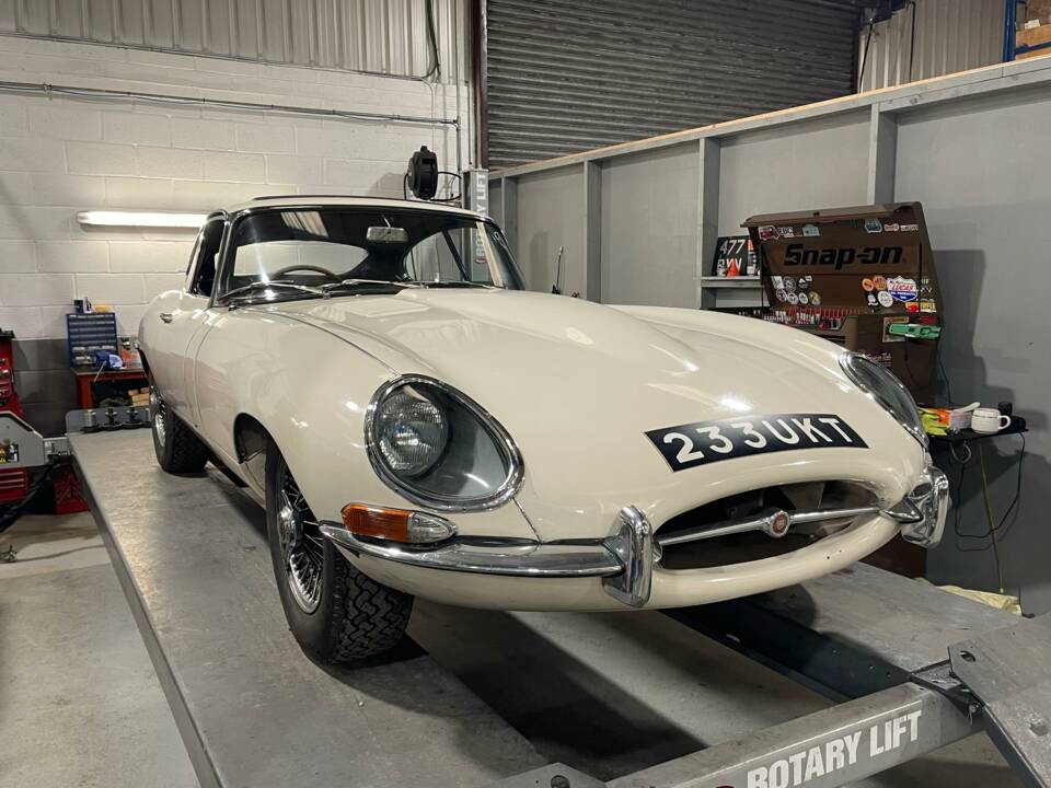 Image 2/13 of Jaguar Type E 3.8 (1964)
