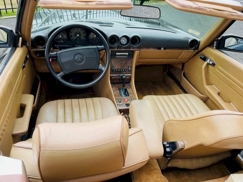 Image 15/30 of Mercedes-Benz 560 SL (1988)