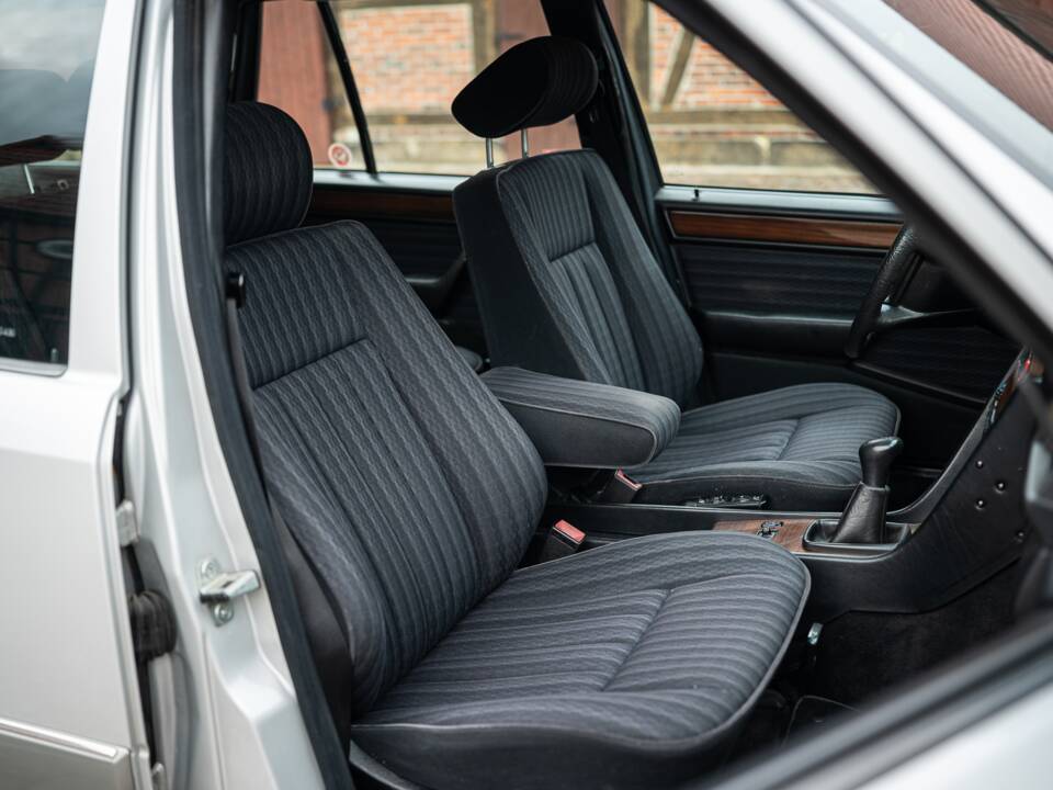 Imagen 44/72 de Mercedes-Benz 250 TD (1991)
