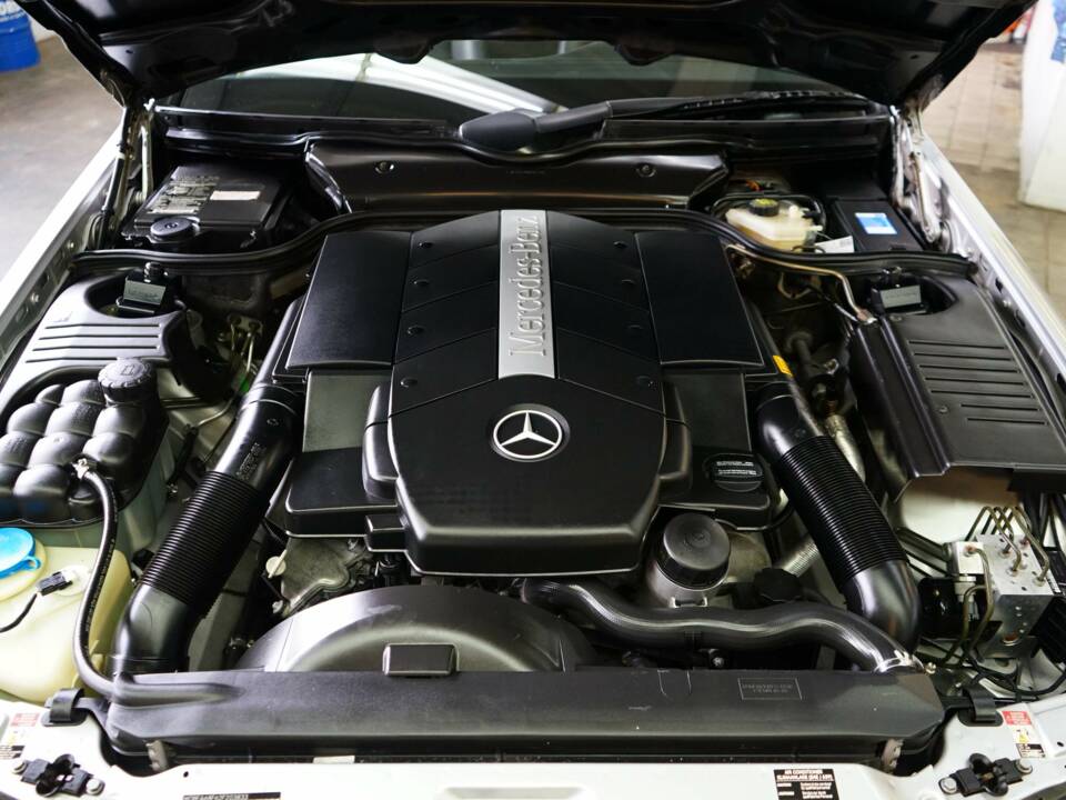 Image 29/33 of Mercedes-Benz SL 500 (2001)