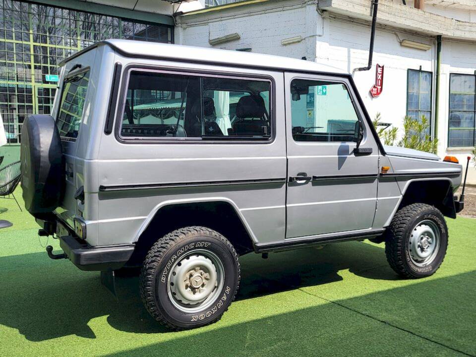 Image 11/55 of Mercedes-Benz 200 GE (SWB) (1990)