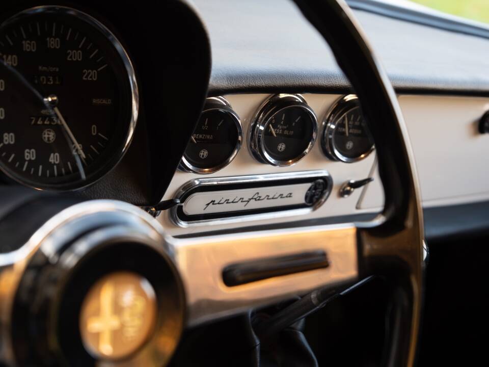 Image 17/50 de Alfa Romeo 1600 Spider Duetto (1967)
