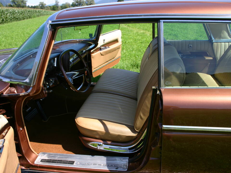 Image 14/20 of Imperial Crown Sedan (1962)