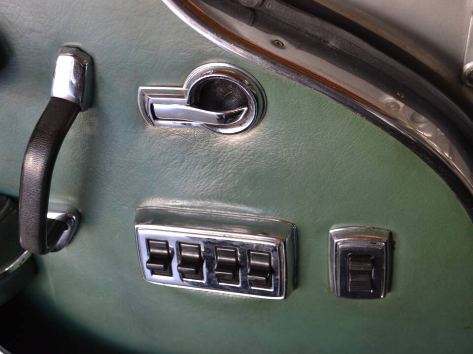 Image 7/18 of Mercedes-Benz 250 SE (1967)