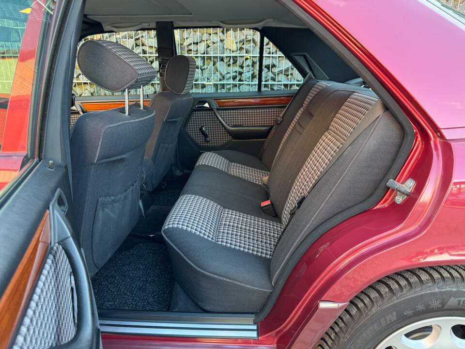 Immagine 28/75 di Mercedes-Benz 230 E (1992)