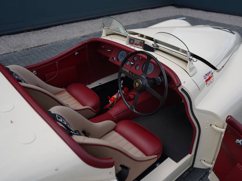 Image 31/50 of Jaguar XK 120 OTS (1950)