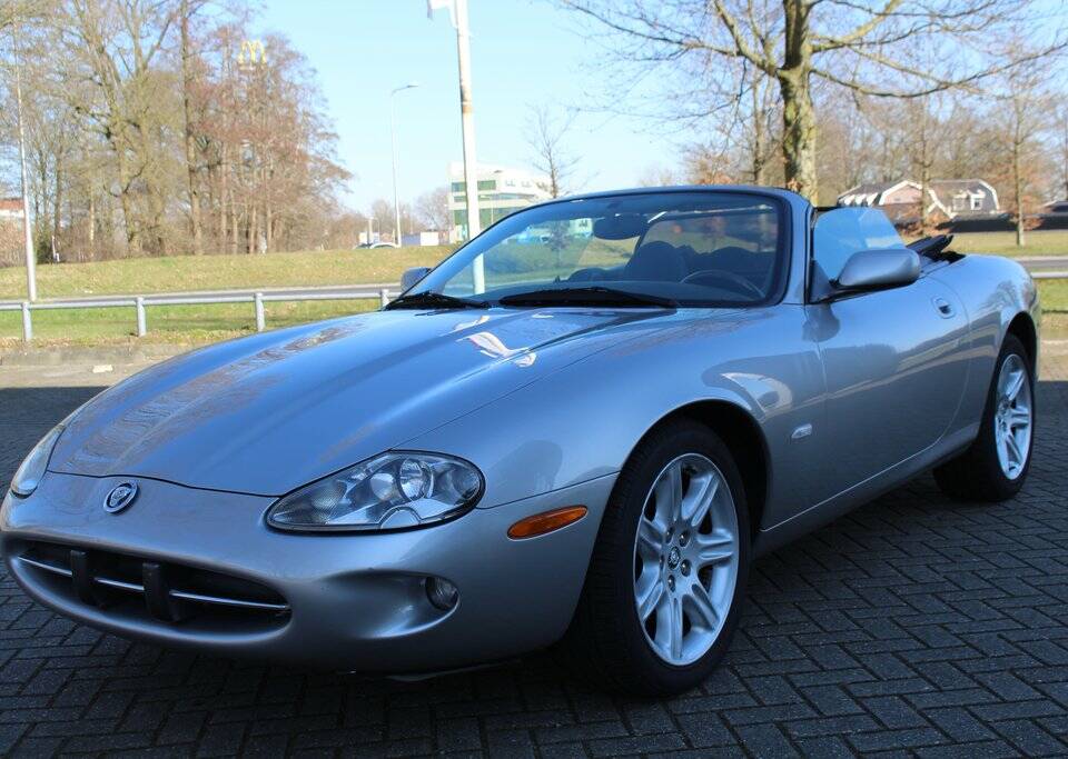 Image 6/8 of Jaguar XK8 4.0 (1999)