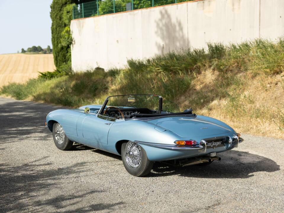 Image 2/50 de Jaguar Type E 3.8 (1964)