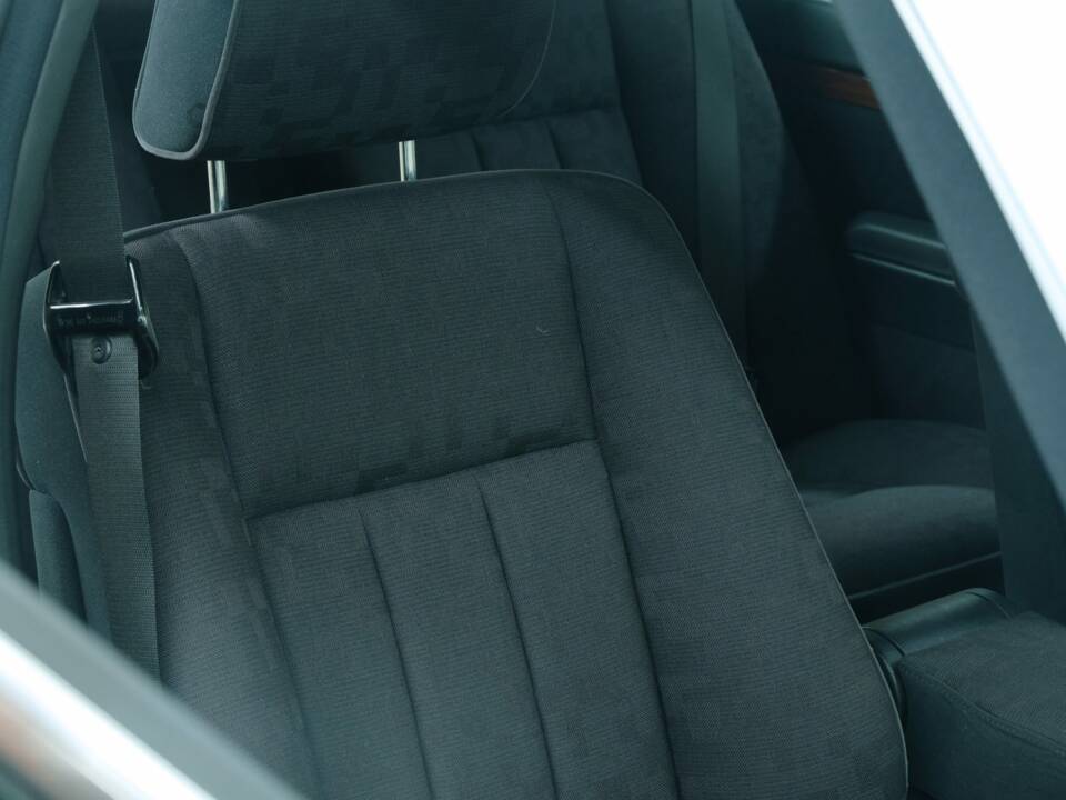 Bild 33/50 von Mercedes-Benz 300 SE (1992)