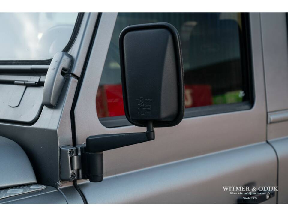 Image 17/27 of Land Rover Defender 90 (1996)