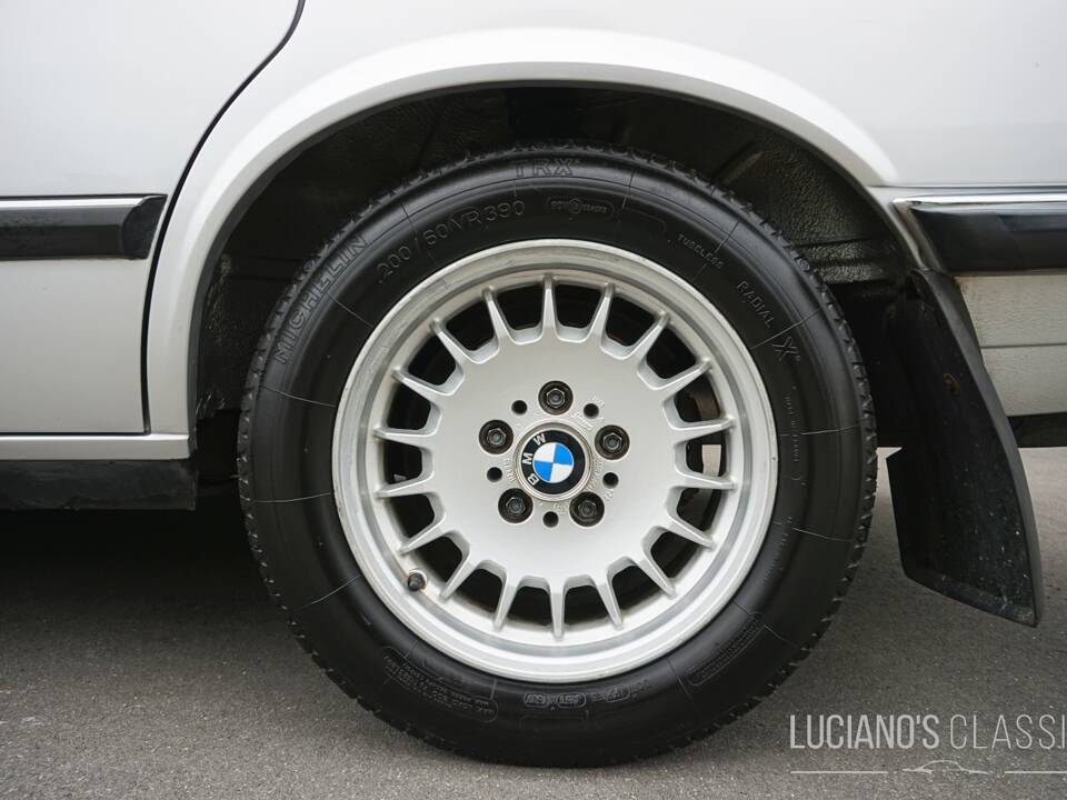 Image 21/59 of BMW 528i (1982)