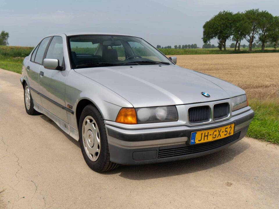 Image 13/40 de BMW 320i (1994)