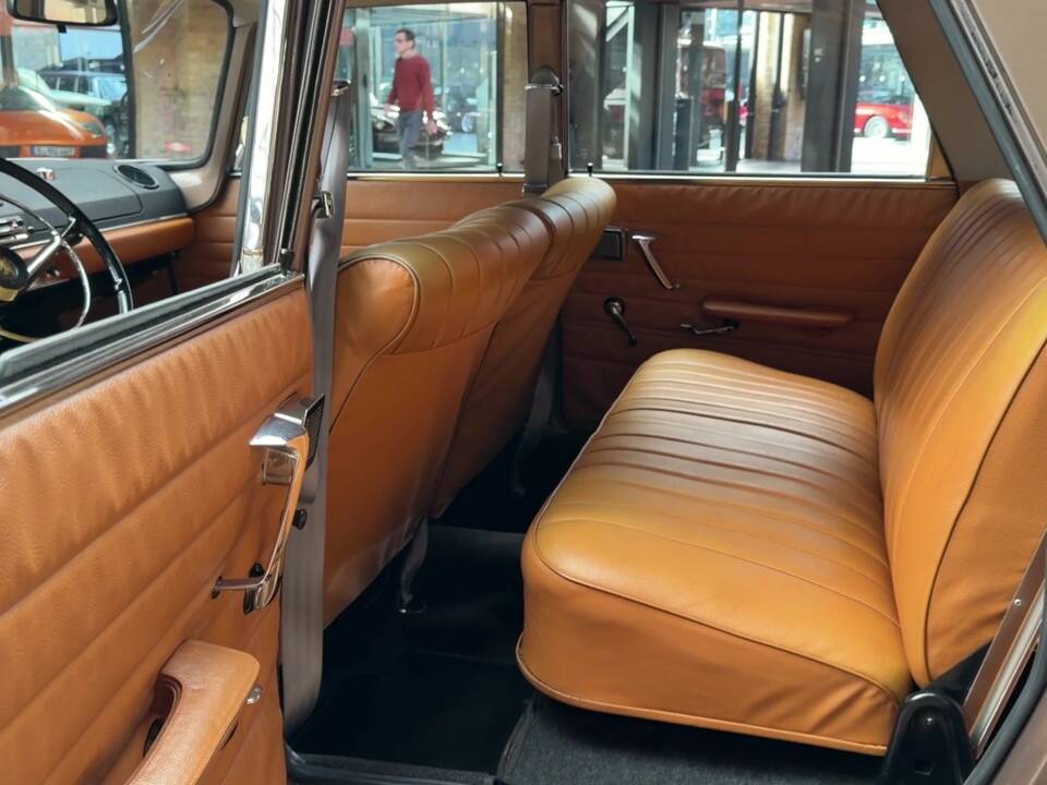 Image 17/40 of Peugeot 404 Break (1965)