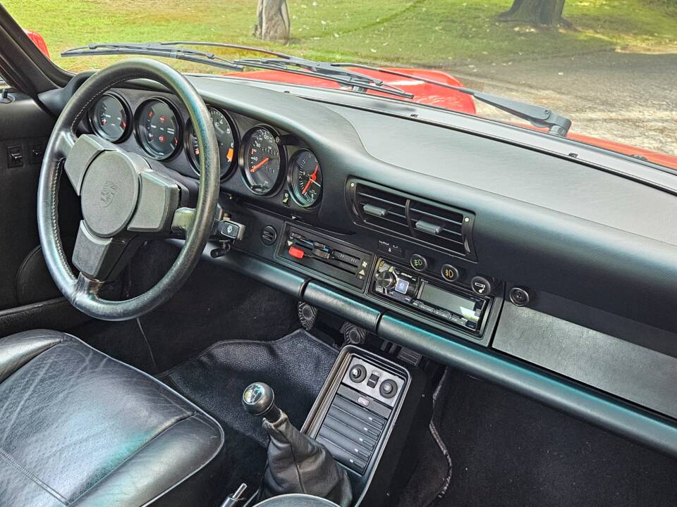 Immagine 14/37 di Porsche 911 Carrera 3.2 (1985)