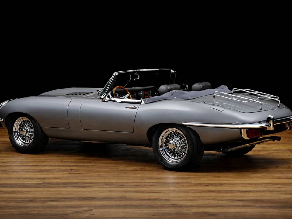 Image 3/17 de Jaguar E-Type (1970)