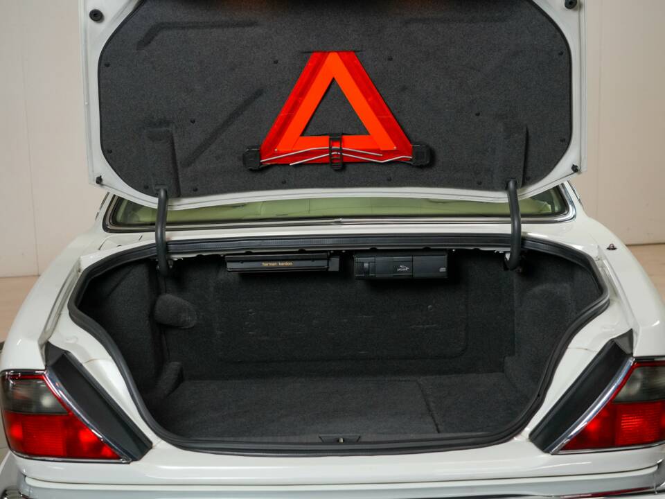 Image 33/50 of Jaguar XJR 4.0 (1995)